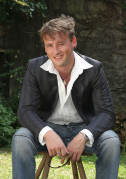 Portraitaufnahmen im Studio in unserem Studiogarten Portraitaufnahmen im Studio in unserem Studiogarten