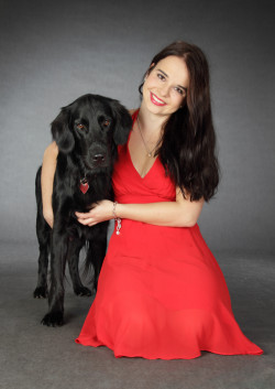 Portraitaufnahme junge Frau mit Ihrem Hund in unserem Fotostudio Portraitaufnahme junge Frau mit Ihrem Hund in unserem Fotostudio