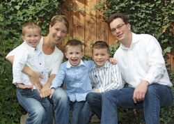 Portraitaufnahme einer Familie mit 3 kleinen Kindern in unserem Studiogarten Portraitaufnahme einer Familie mit 3 kleinen Kindern in unserem Studiogarten