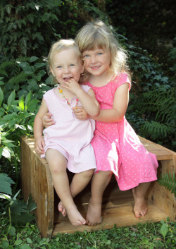 Portraitaufnahme von Kindern in unserem Studiogarten Portraitaufnahme von Kindern in unserem Studiogarten