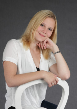 Portraitaufnahme einer jungen blonden Frau in unserem Fotostudio Portraitaufnahme einer jungen blonden Frau in unserem Fotostudio