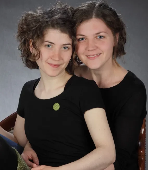 Portrait zweier jungen Frauen zusammen auf einem Sessel