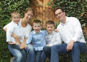 Portraitaufnahme einer Familie mit 3 kleinen Kindern in unserem Studiogarten Portraitaufnahme einer Familie mit 3 kleinen Kindern in unserem Studiogarten